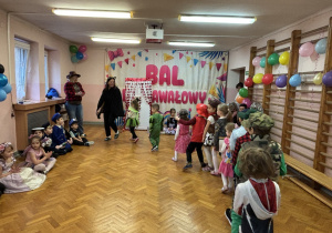 Grupa III prezentuje swoje stroje.