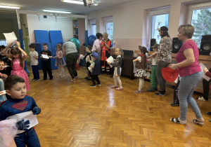 Dzieci bawią się na balu.