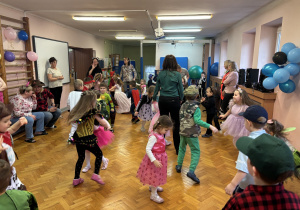 Dzieci bawią się na balu.