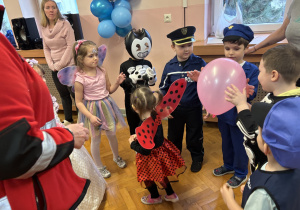 Dzieci bawią się na balu.