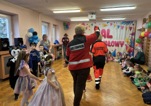 Grupa II prezentuje swoje stroje.