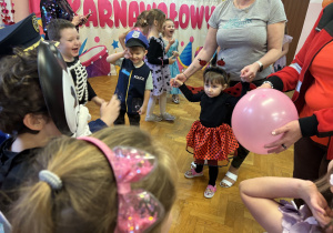 Dzieci bawią się na balu.