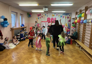 Grupa III prezentuje stroje.