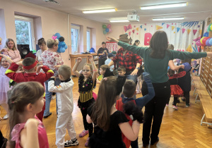 Dzieci bawią się na balu.