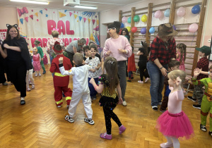 Dzieci bawią się na balu.