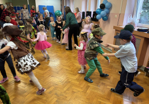 Dzieci bawią się na balu.