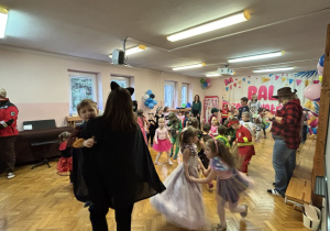 Dzieci bawią się na balu.