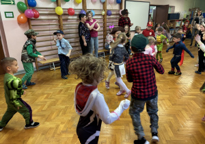 Dzieci bawią się na balu.