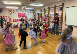 Dzieci bawią się na balu.