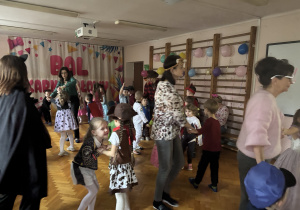 Dzieci bawią się na balu.