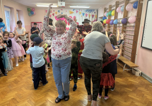 Dzieci bawią się na balu.