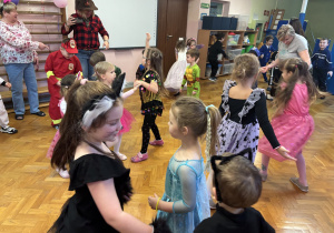 Dzieci bawią się na balu.