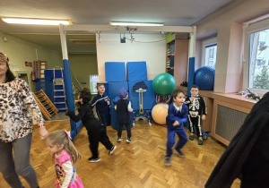 Dzieci bawią się na balu.