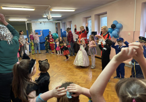 Dzieci bawią się na balu.