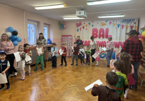 Dzieci bawią się na balu.