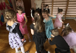 Dzieci bawią się na balu.