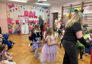 Grupa IV prezentuje stroje.