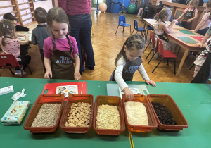 Dzieci wkładają do czekolady dodatki.