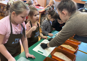 Dziewczynka liże patyczek.