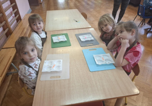 cztery dziewczynki siedzą przy stoliku podczas czekoladowych warsztatów