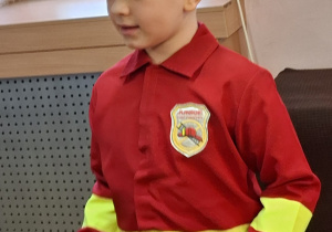 dzieci w przebraniach bawią się na balu karnawałowym