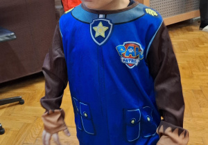 dzieci w przebraniach bawią się na balu karnawałowym