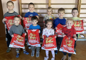 Zwycięzcy konkursu plastycznego wraz z nagrodami.