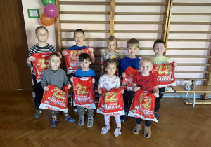 Zwycięzcy konkursu plastycznego wraz z nagrodami.