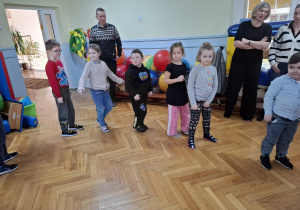 dzieci bawią i tańczą w kole