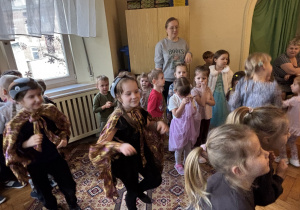 Wspólna zabawa wszyskich dzieci po konkursie.