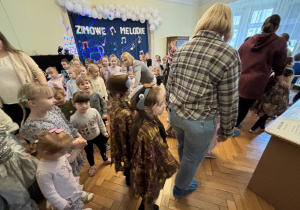 Wspólna zabawa wszyskich dzieci po konkursie.