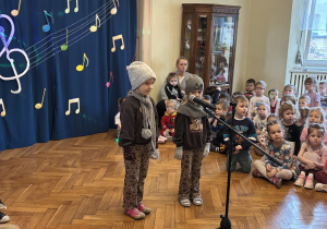 Dziewczynki z grupy I śpiewają piosenkę.