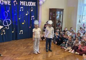 Dzieci z grupy III śpiewają piosenkę.