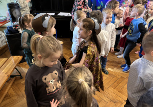 Wspólna zabawa wszyskich dzieci po konkursie.