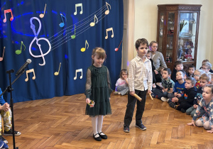 Dzieci z grupy II śpiewają piosenkę.