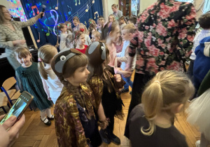 Wspólna zabawa wszyskich dzieci po konkursie.