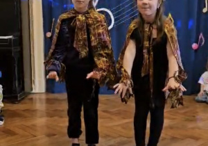 Dziewczynki z grupy IV śpiewają piosenkę.