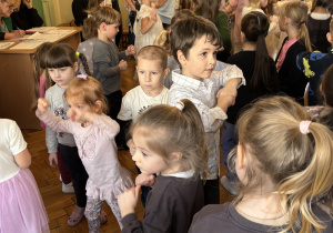 Wspólna zabawa wszyskich dzieci po konkursie.