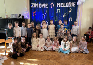 Wszyscy uczestnicy konkursu pozują do zdjęcia.