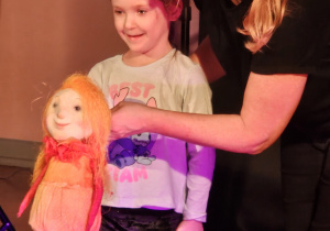 Na scenie dziewczynka wraz z aktorką.