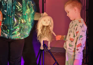 Na scenie chłopiec wraz z aktorką.