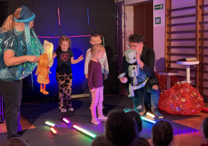 Dzieci wraz z aktorami na scenie.