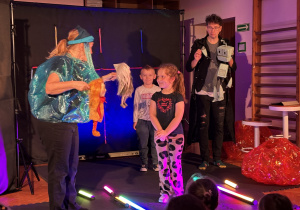 Dzieci wraz z aktorami na scenie.