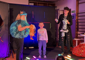 Aktorzy na scenie wraz z dziećmi.