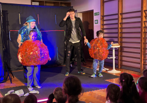 Na scenie dzieci w przebraniach wraz z aktorami.