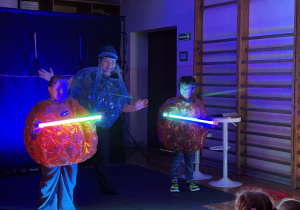 Na scenie dzieci w przebraniach wraz z aktorami.