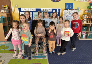 Wszystkie dzieci pozują do zdjęcia.