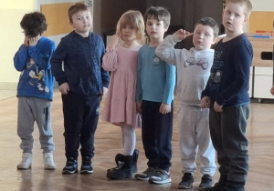 dzieci stoją w kole, bawią się wspólnie z innymi