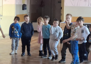 dzieci stoją w kole, bawią się wspólnie z innymi