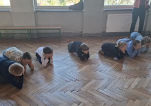 dzieci stoją w kole, ćwiczą wspólnie z innymi